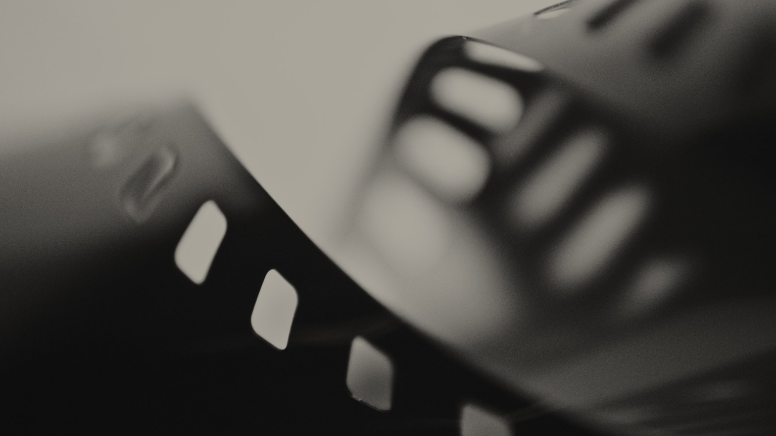 Carrete de película en blanco y negro representando el cine analógico y la producción cinematográfica clásica.