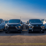 Vehículos nuevos de renting alineados en un concesionario de Madrid listos para alquiler.