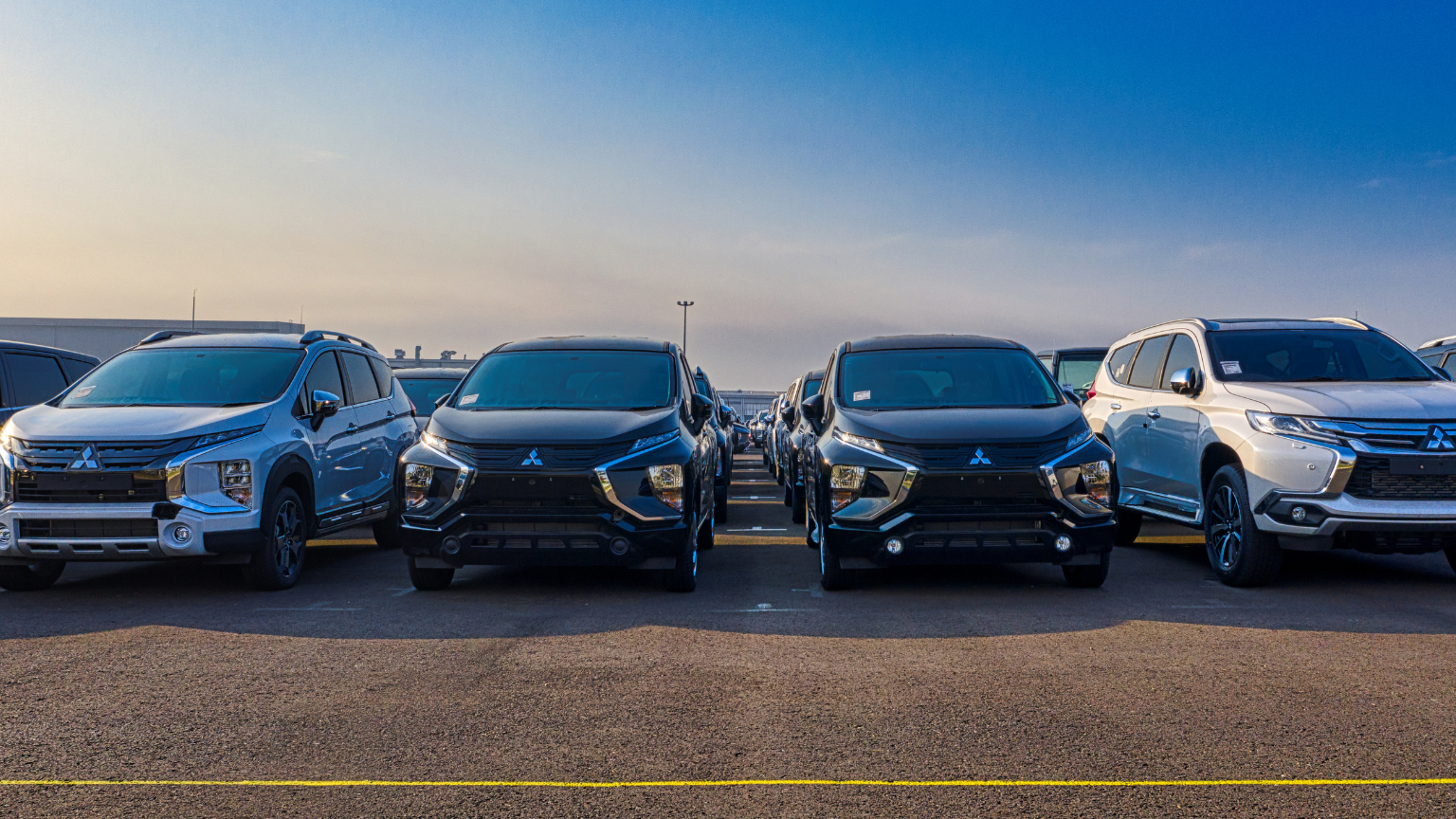 Vehículos nuevos de renting alineados en un concesionario de Madrid listos para alquiler.