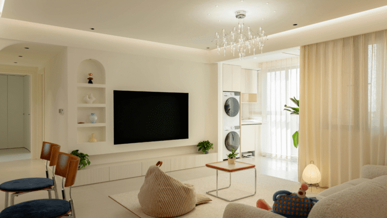 Salón moderno con diseño minimalista y luz natural decorado por un estudio de diseño de interiores con estilo funcional y contemporáneo.