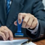 Ilustración de emprendedor registrando su marca con ayuda legal para proteger su nombre comercial ante la OEPM en España