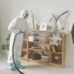 Técnico aplicando tratamiento para eliminar plagas comunes en un hogar