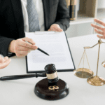 Abogada de un bufete de abogados, asesora a pareja durante una separación