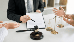 Abogada de un bufete de abogados, asesora a pareja durante una separación