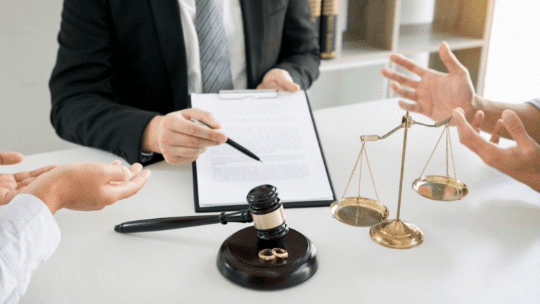 Abogada de un bufete de abogados, asesora a pareja durante una separación