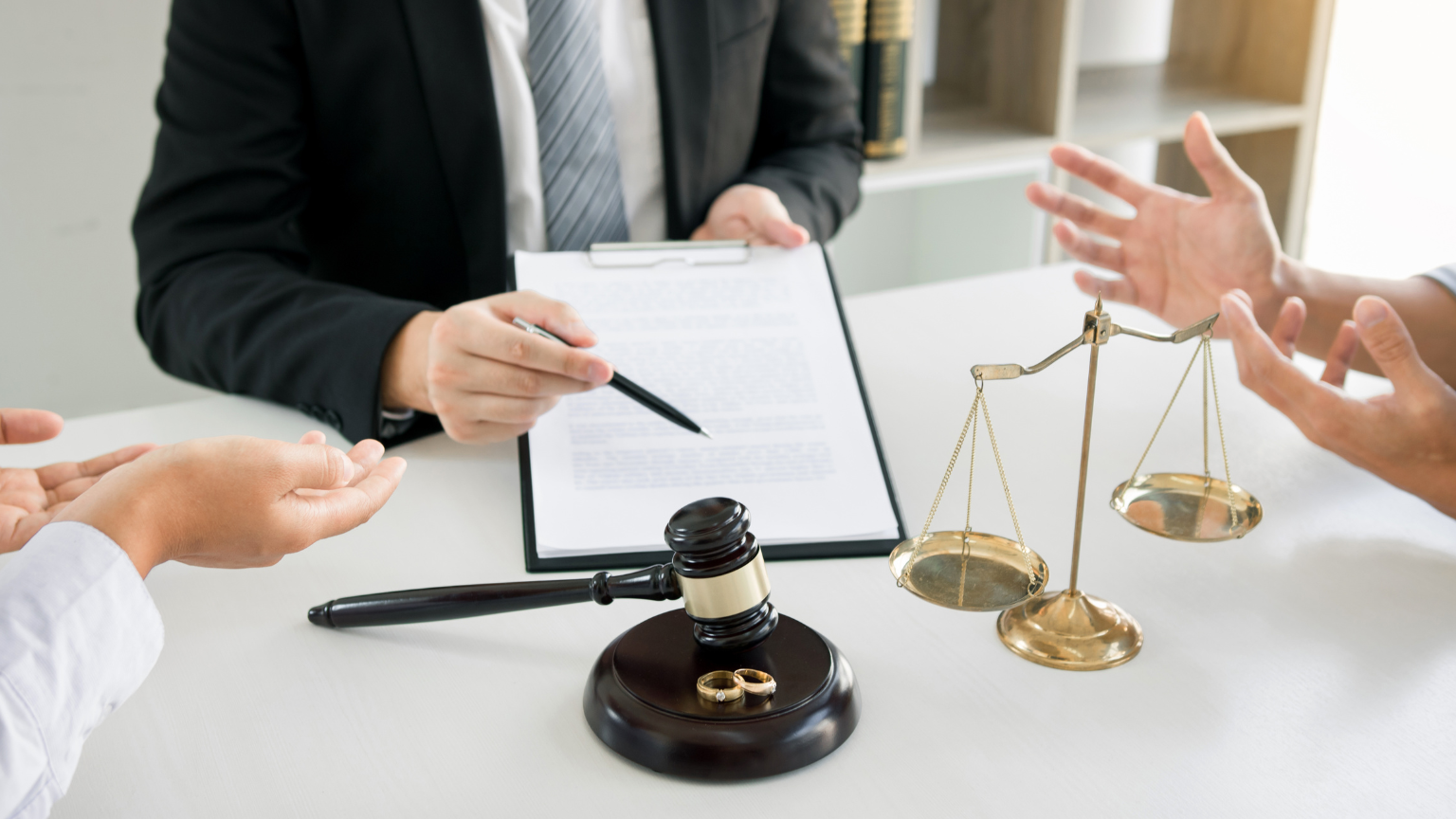 Abogada de un bufete de abogados, asesora a pareja durante una separación