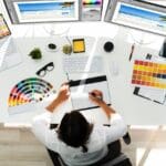 Diseñador trabajando en estrategia de marca con enfoque en identidad visual y conversión