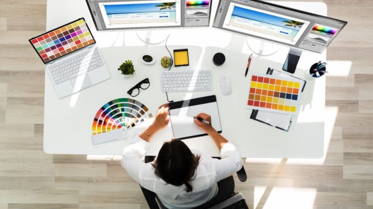 Diseñador trabajando en estrategia de marca con enfoque en identidad visual y conversión