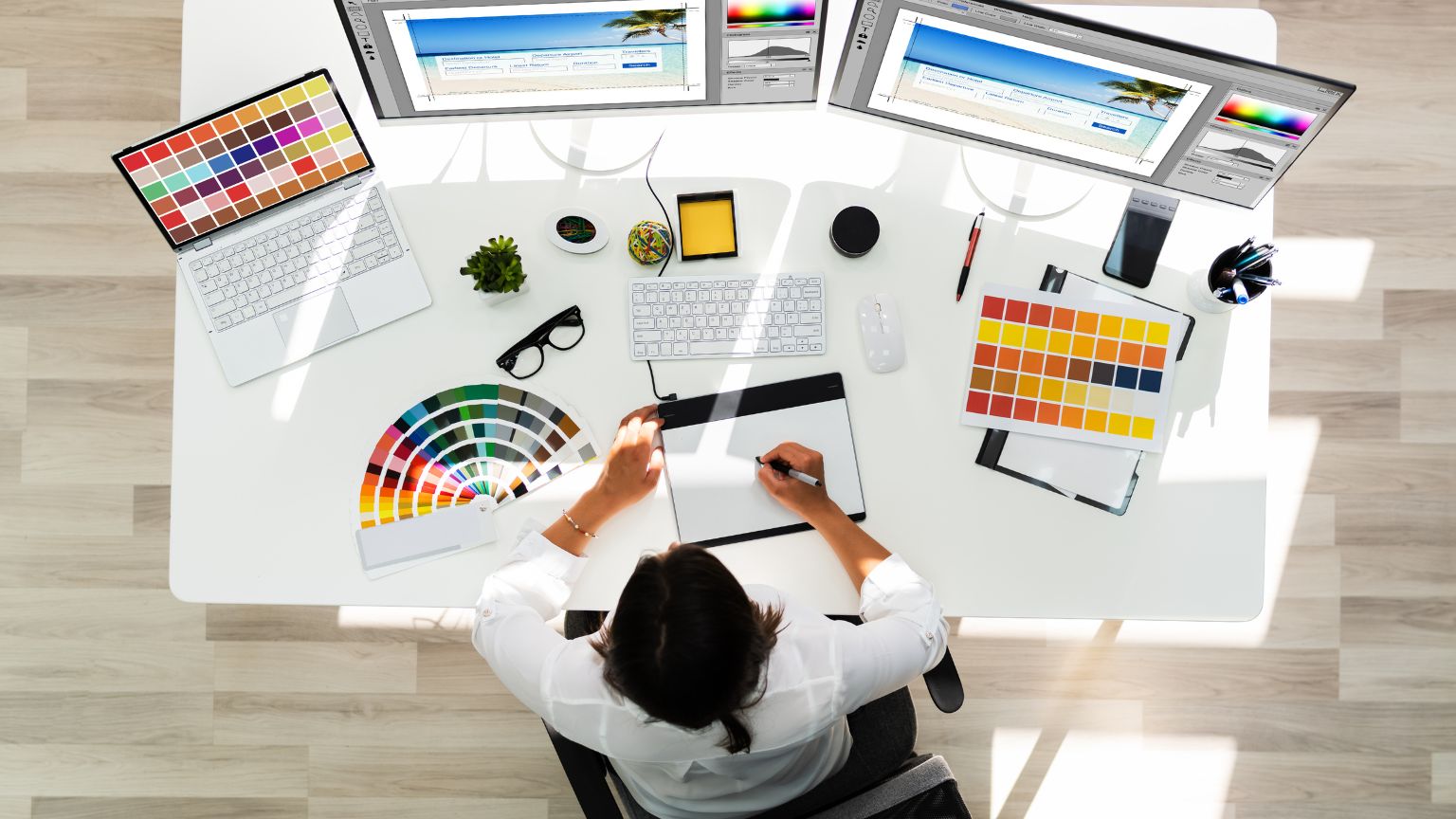 Diseñador trabajando en estrategia de marca con enfoque en identidad visual y conversión