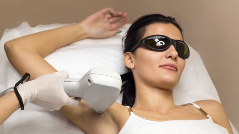 Tratamiento de depilación láser diodo en centro de estética profesional