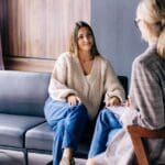 Mujer con expresión de alivio emocional, con luz suave. Imagen que representa el efecto liberador de la teràpia EMDR en adultos.