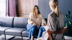 Mujer con expresión de alivio emocional, con luz suave. Imagen que representa el efecto liberador de la teràpia EMDR en adultos.
