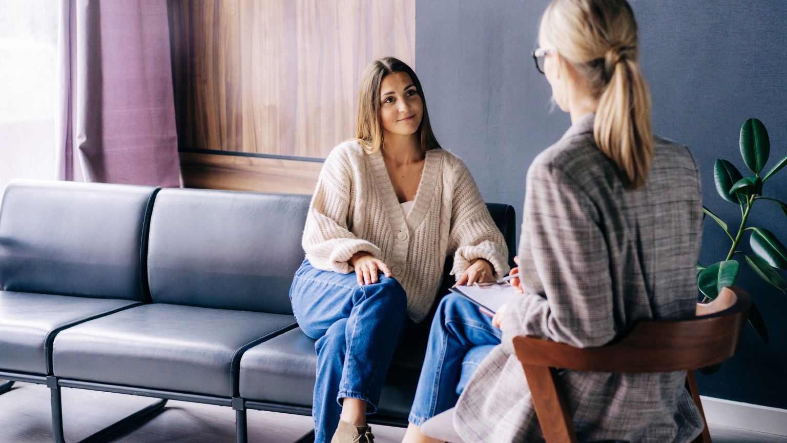 Mujer con expresión de alivio emocional, con luz suave. Imagen que representa el efecto liberador de la teràpia EMDR en adultos.