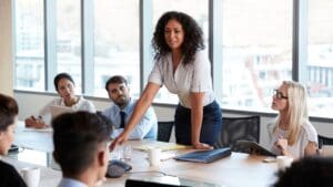 Líder consciente guiando a su equipo en una reunión colaborativa en la oficina, representando una cultura empresarial positiva y humana.