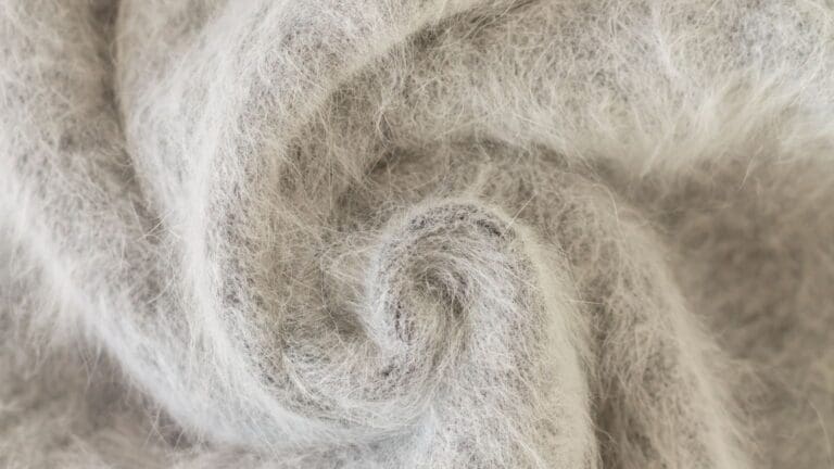 ¿Por qué la lana de alpaca es la fibra más valorada en moda sostenible?