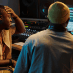 Proceso de producción de música experimental en un estudio casero.