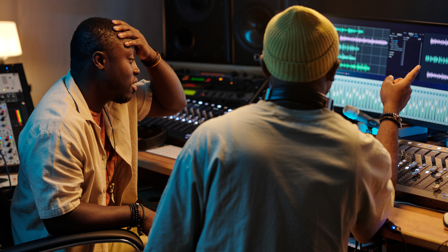 Proceso de producción de música experimental en un estudio casero.