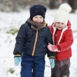 Niños con ropa urbana de invierno en colores de moda como mostaza, burdeos y verde lima, combinando estilo streetwear y comodidad