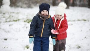 Niños con ropa urbana de invierno en colores de moda como mostaza, burdeos y verde lima, combinando estilo streetwear y comodidad