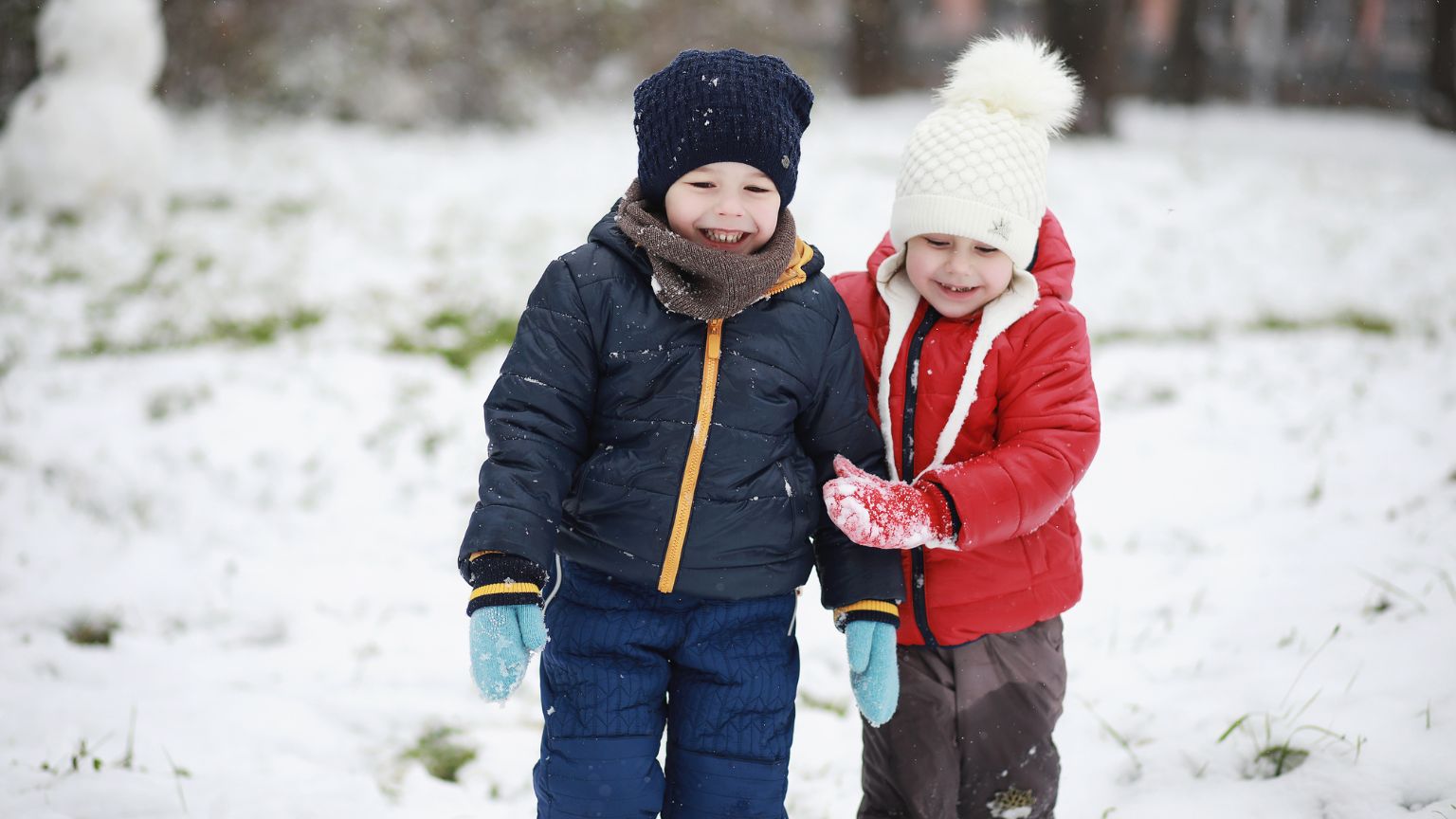 Niños con ropa urbana de invierno en colores de moda como mostaza, burdeos y verde lima, combinando estilo streetwear y comodidad