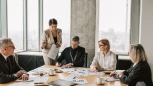 Equipo de pequeñas empresas planificando estrategia digital para crecer online