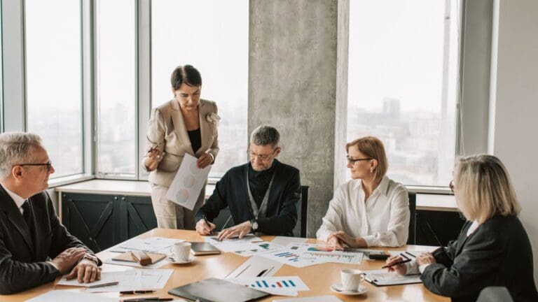 Equipo de pequeñas empresas planificando estrategia digital para crecer online