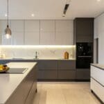 Encimera de cocina moderna instalada a medida, con acabado en silestone blanco y fregadero integrado, ideal para reformas prácticas y sin obras grandes.