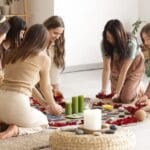 Mujeres en círculo realizando rituales de tantra femenino con conexión espiritual y energía femenina sagrada