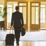 Recepción digital en un hotel inteligente con acceso móvil y tecnología moderna para viajeros