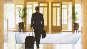 Recepción digital en un hotel inteligente con acceso móvil y tecnología moderna para viajeros