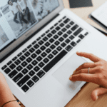 Persona con servicio de internet gestionado por empresa de telecomunicaciones profesional