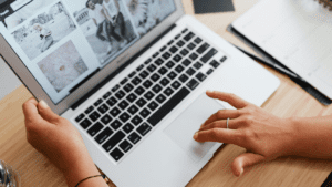 Persona con servicio de internet gestionado por empresa de telecomunicaciones profesional