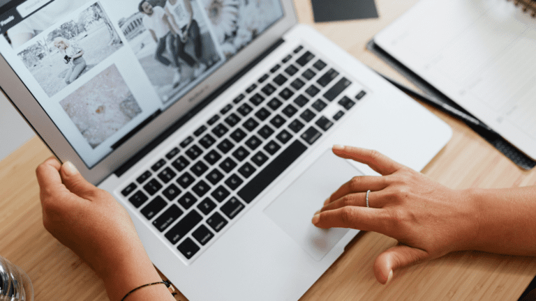 Persona con servicio de internet gestionado por empresa de telecomunicaciones profesional