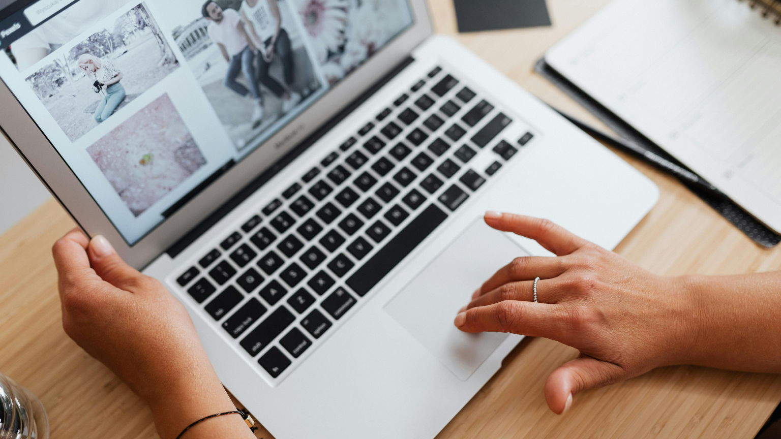 Persona con servicio de internet gestionado por empresa de telecomunicaciones profesional