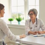 Consulta con neuropsicóloga clínica durante una evaluación de memoria y atención en adultos