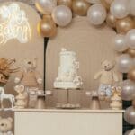 Celebración de baby shower en un local decorado con luz natural y mesa dulce temática