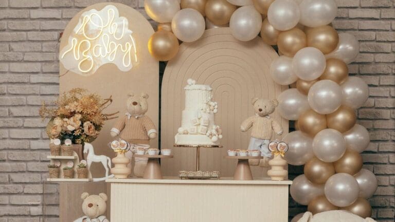 Celebración de baby shower en un local decorado con luz natural y mesa dulce temática