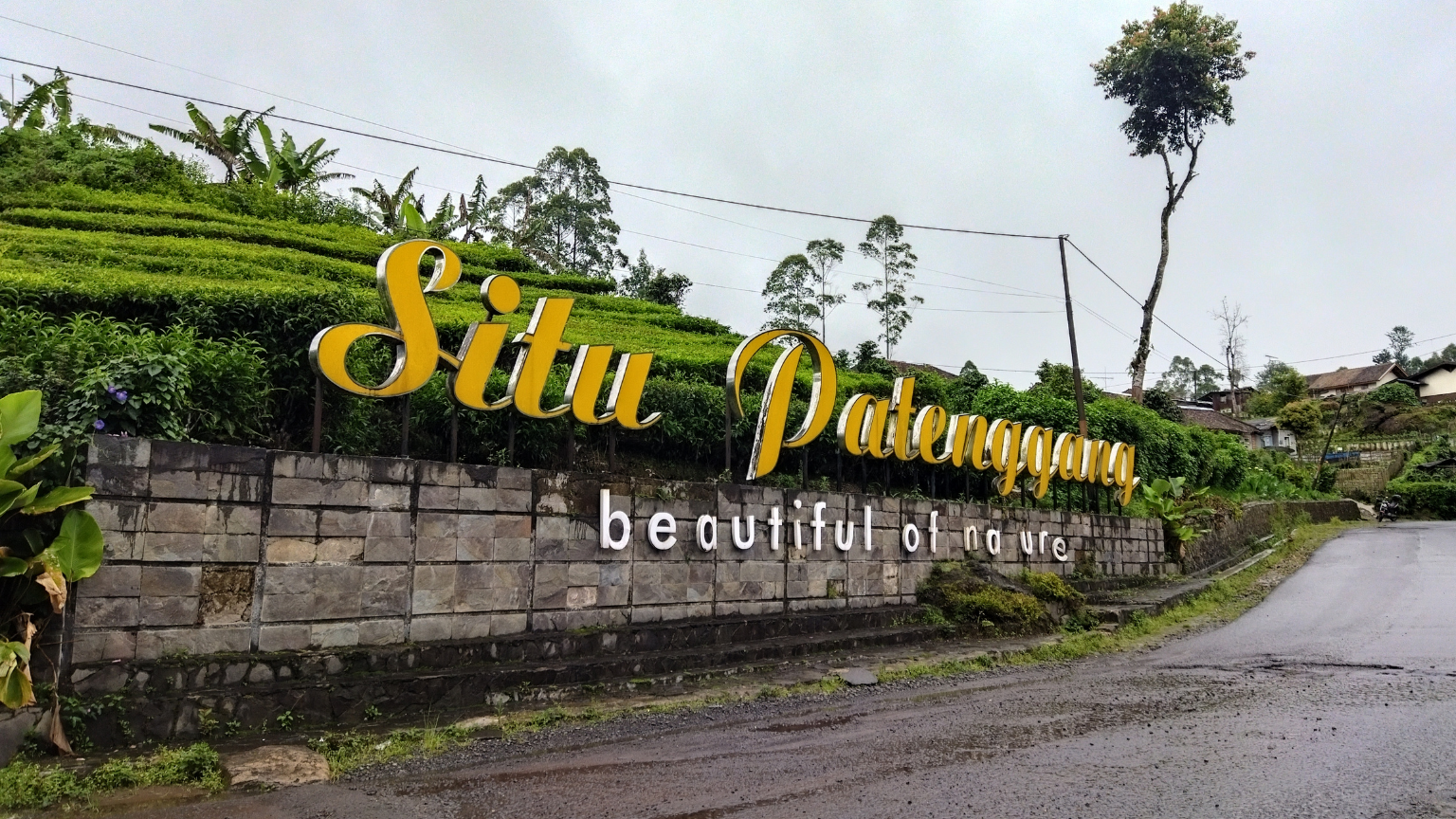 Instalación profesional de rótulo como parte de servicios de rotulación