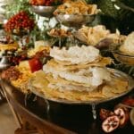 Mesa de catering personalizado con variedad de comida dulce y salada para eventos y celebraciones