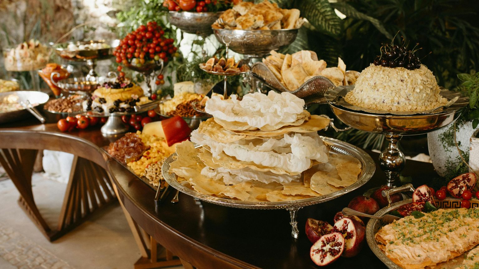Mesa de catering personalizado con variedad de comida dulce y salada para eventos y celebraciones