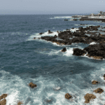 Agencia de viajes organizando excursiones en Tenerife para turistas.