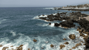 Agencia de viajes organizando excursiones en Tenerife para turistas.