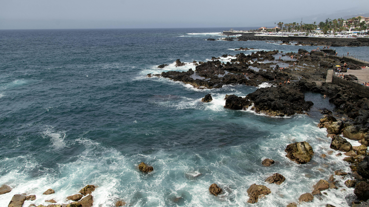 Agencia de viajes organizando excursiones en Tenerife para turistas.
