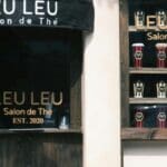 Fachada de negocio con branding visual táctico en zona comercial de alto tránsito con rótulos, letras corpóreas y vinilos decorativos