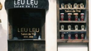 Fachada de negocio con branding visual táctico en zona comercial de alto tránsito con rótulos, letras corpóreas y vinilos decorativos