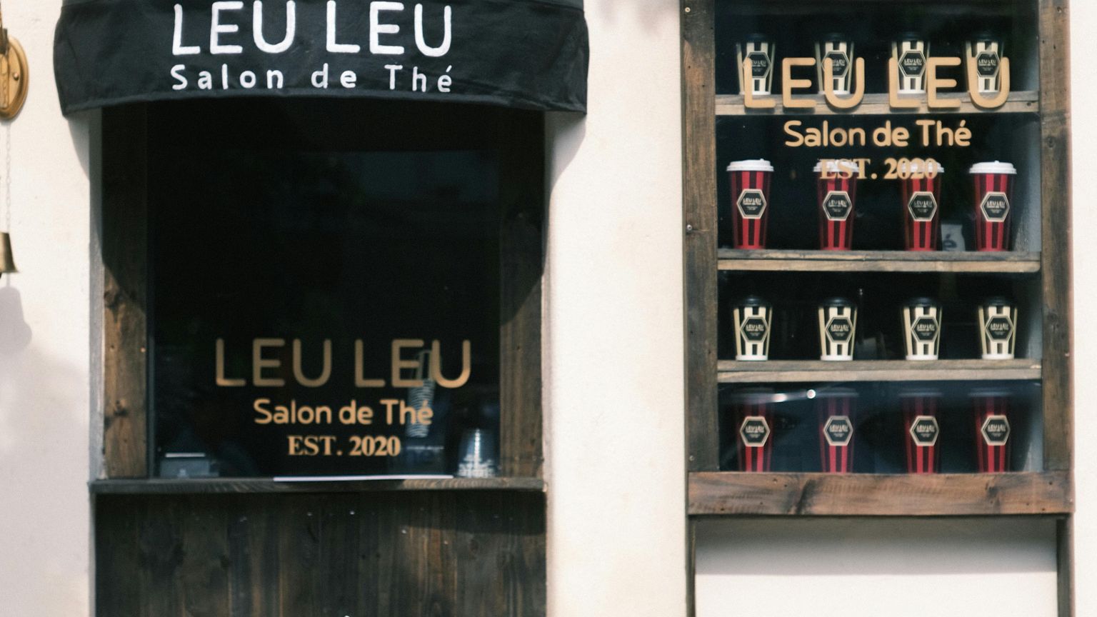 Fachada de negocio con branding visual táctico en zona comercial de alto tránsito con rótulos, letras corpóreas y vinilos decorativos