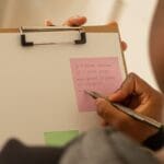 Persona revisando una checklist de mantenimiento del hogar para prevenir averías en una vivienda