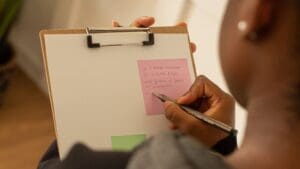 Persona revisando una checklist de mantenimiento del hogar para prevenir averías en una vivienda