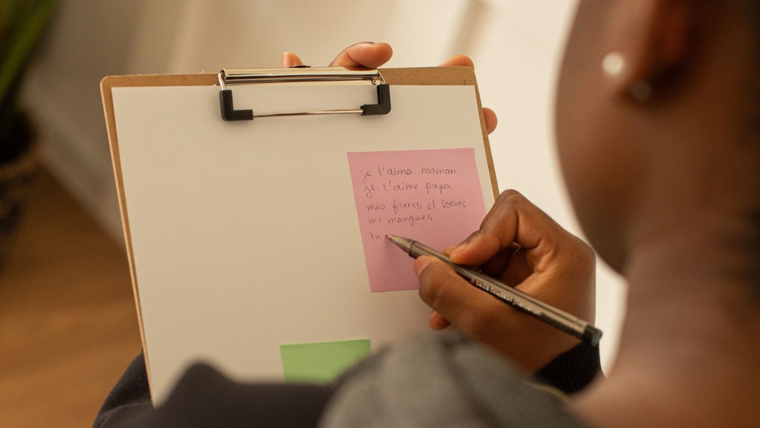 Persona revisando una checklist de mantenimiento del hogar para prevenir averías en una vivienda