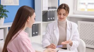 Mujer joven consultando con su ginecóloga en clínica privada, reflejando prevención y cuidado de la salud femenina con confianza y cercanía